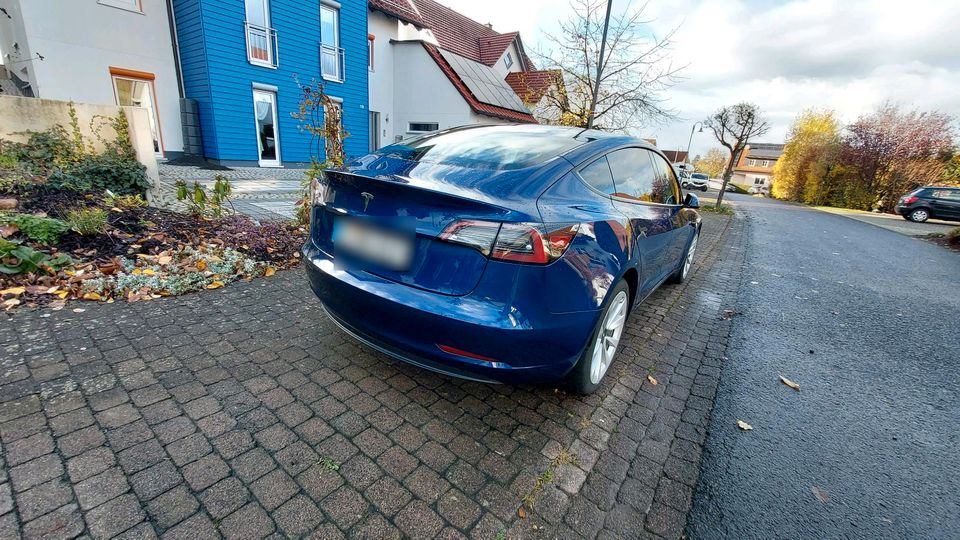 Tesla Model 3 aus 2022 RWD mit LFP Akku60kwh Netto&Auslandverkauf in Ebersburg