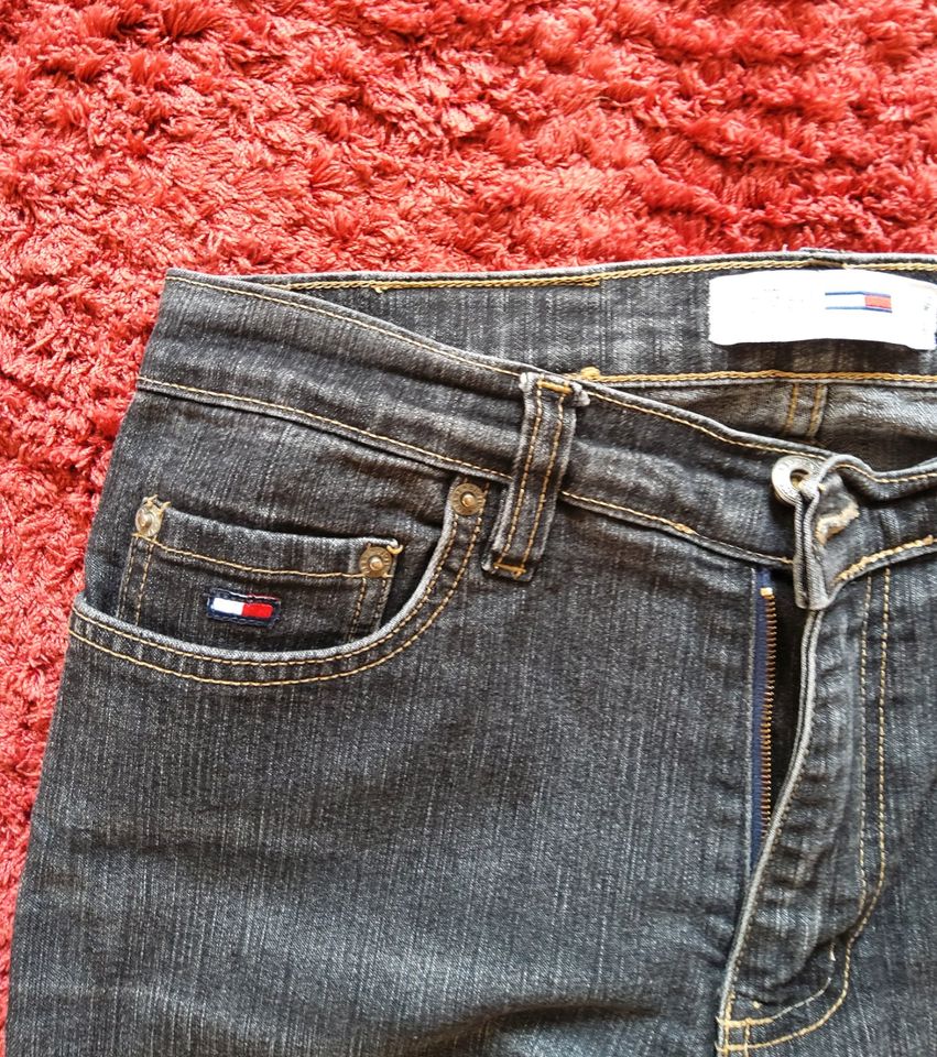 Jeans    HILFIGER   Größe ca. 36/38  (einf. Bundweite ca. 39 cm) in Wachenheim an der Weinstraße