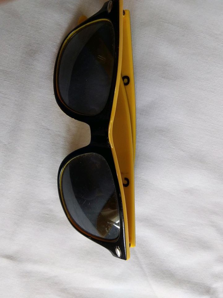Sonnenbrillen gelb schwarz rot goldfarben Kunststoff Metall in Dippoldiswalde
