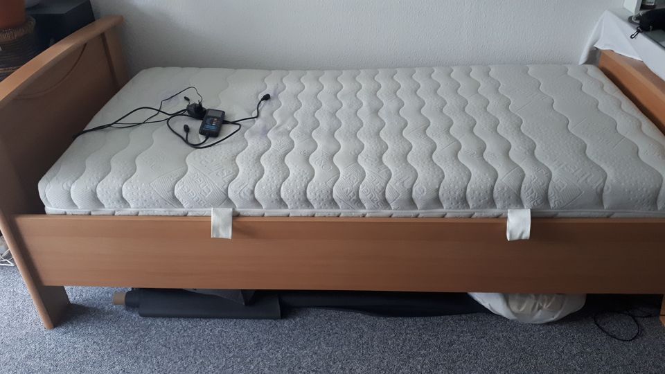 Seniorenbett mit Massagematratze per Fernbedienung TOP in Hohendodeleben