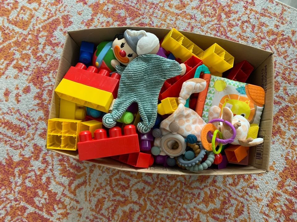 Bunte Spielzeugkiste in Halle