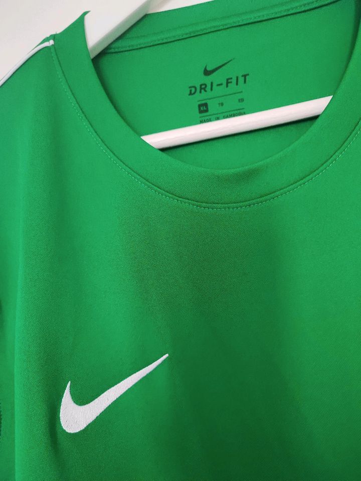 Herren Nike T-Shirt grün Größe XL in Erkner