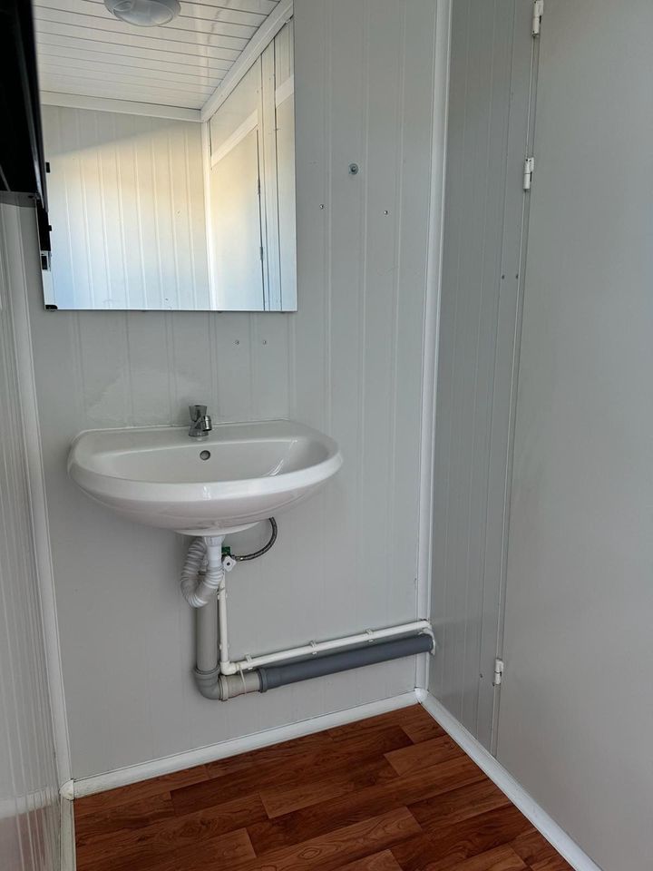 ✔️ JETZT BESTELLEN & GRATIS LIEFERUNG ✔️ 400 x 240 cm WC-Container - Getrennte Sanitärbereiche für Damen & Herren - Damenbereich mit 2x WC, 2x Waschbecken - Herrenbereich mit WC, Urinal & Waschbecken in Berlin