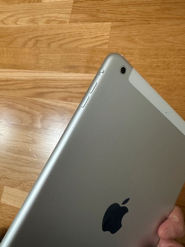 Apple iPad Air 9,7‘‘ 16 GB (Wifi + Cellular) silber in Frankfurt am Main