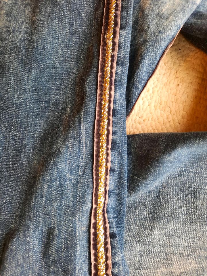Jeans mit Goldsilbernen Kontraststreifen in Dorsten