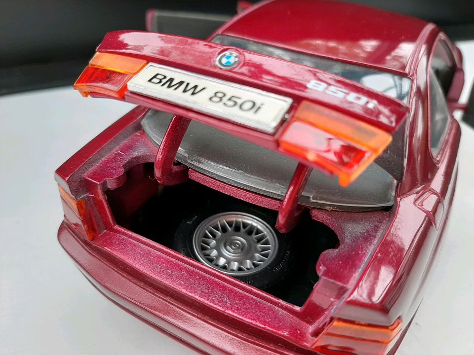 BMW 850i MODELLAUTO MAISTO 1:18 dunkelrot, unbespielt in Forchheim