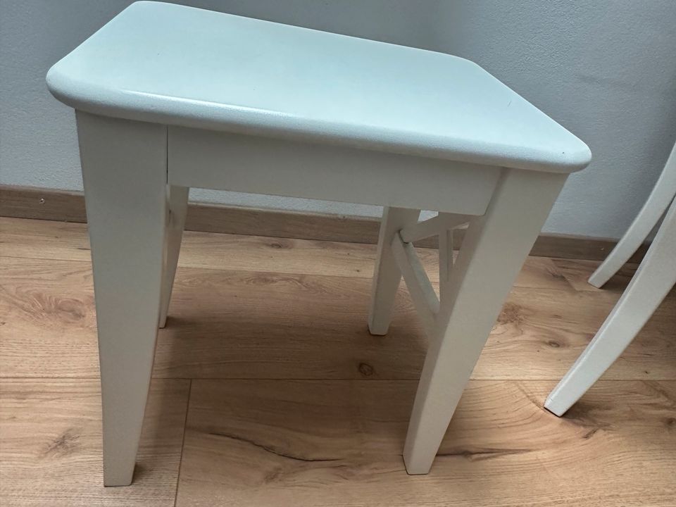 Hemnes Schminktisch mit Hocker in Neufahrn