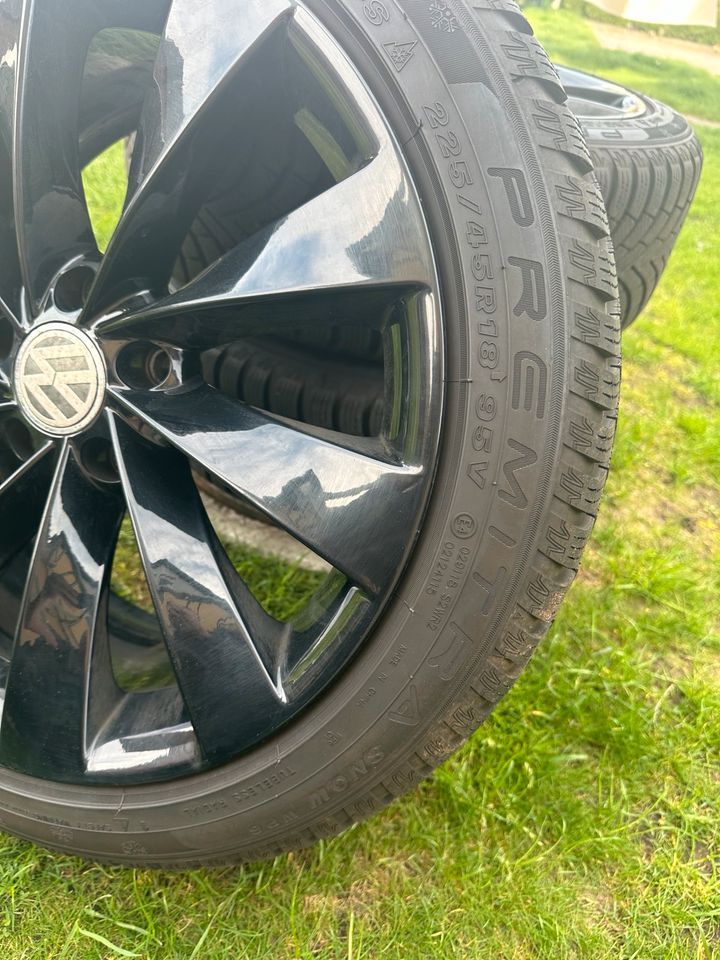 Passat CC Golf Scirocco Touran Winterräder 225/45R19 Schwarz in Vetschau