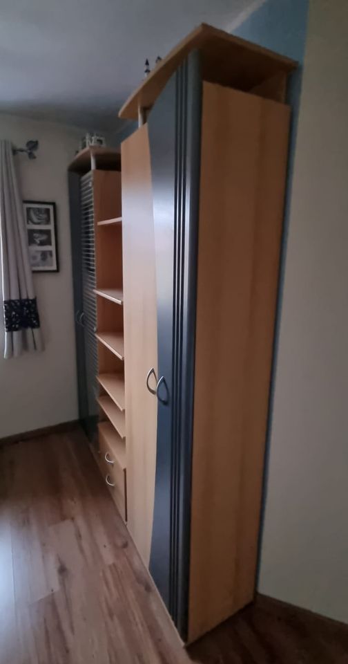 Schrank Schrankwand oder Kleiderschrank in buche-grau in Bautzen