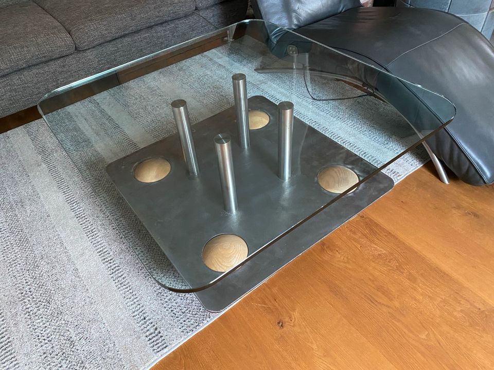 Glastisch mit Holzkugeln in Niedernberg