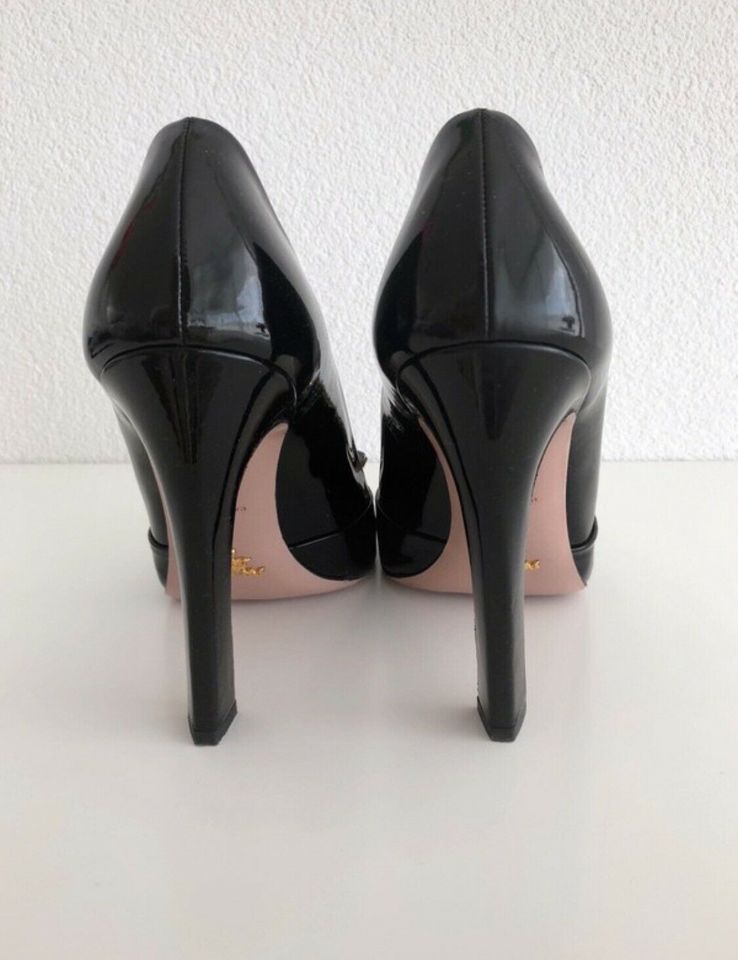 Prada Peeptoe Pumps in Lackleder mit silberner Schließe in Karlsruhe