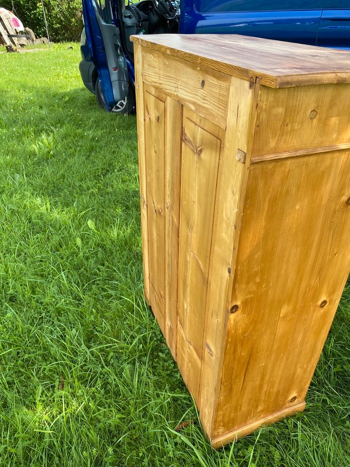 Antikes Vertiko mit Glastüren in Reiskirchen