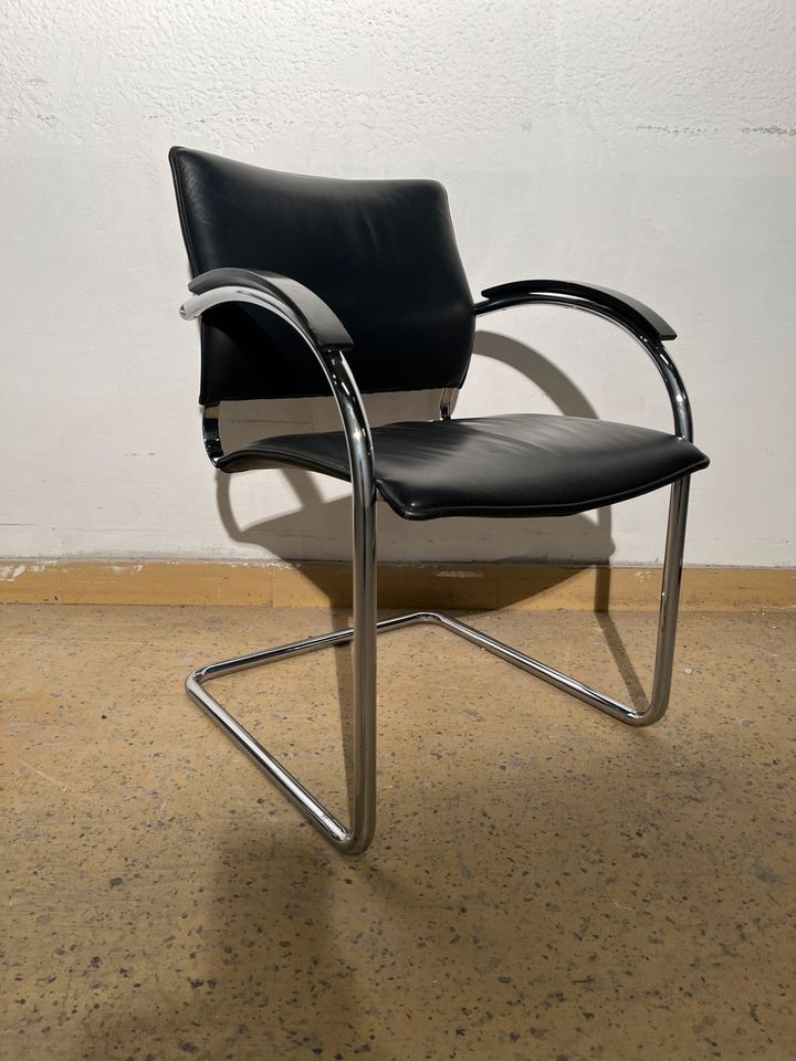 Thonet Besucherstuhl Bürostuhl Leder schwarz Gestell Chrom in Berlin