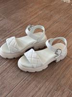 Weiße Plateau Sandalen Bullboxer (wie neu) Frankfurt am Main - Kalbach Vorschau