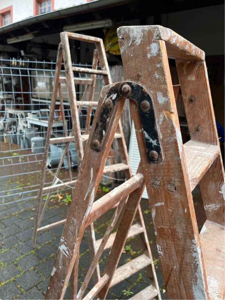 Alte Stehleitern Klappleitern aus Holz Antik-Vintage-Retro-Deko in Marktheidenfeld
