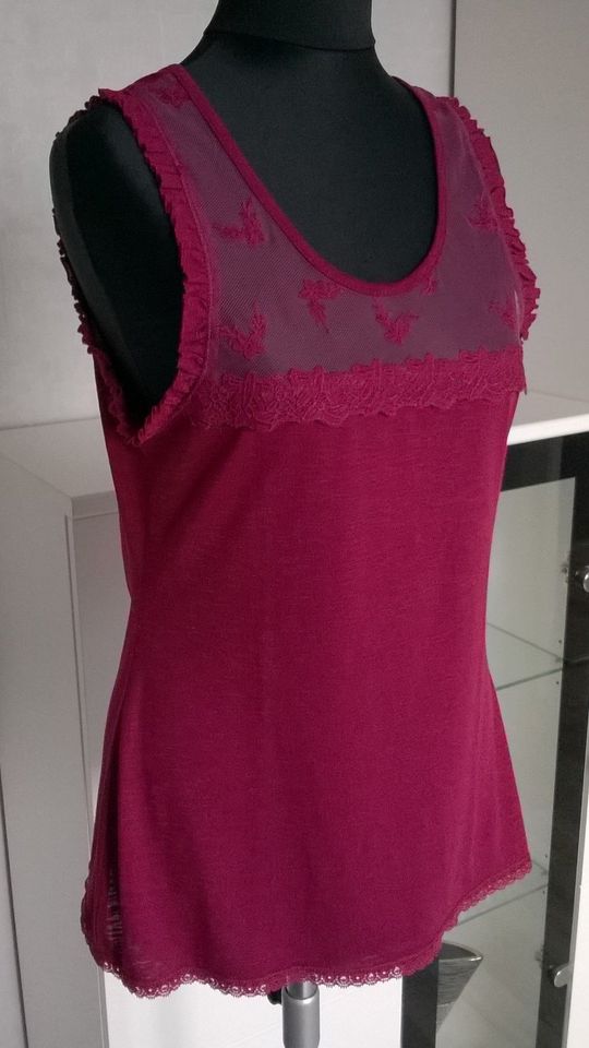 Top Oberteil Shirt mit Spitze und Rüschen beere Gr. S Hunkemöller in Berlin