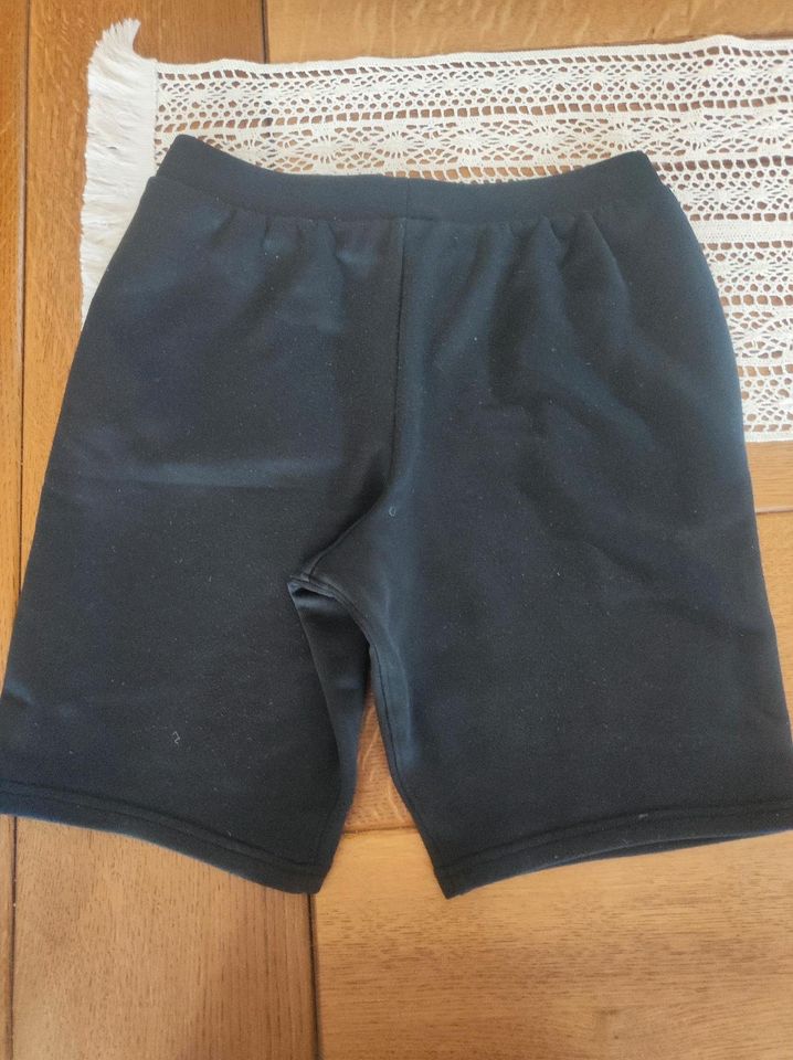 Shorts kurze Hose Under amour yxl schwarz 158 164 in Hadamar