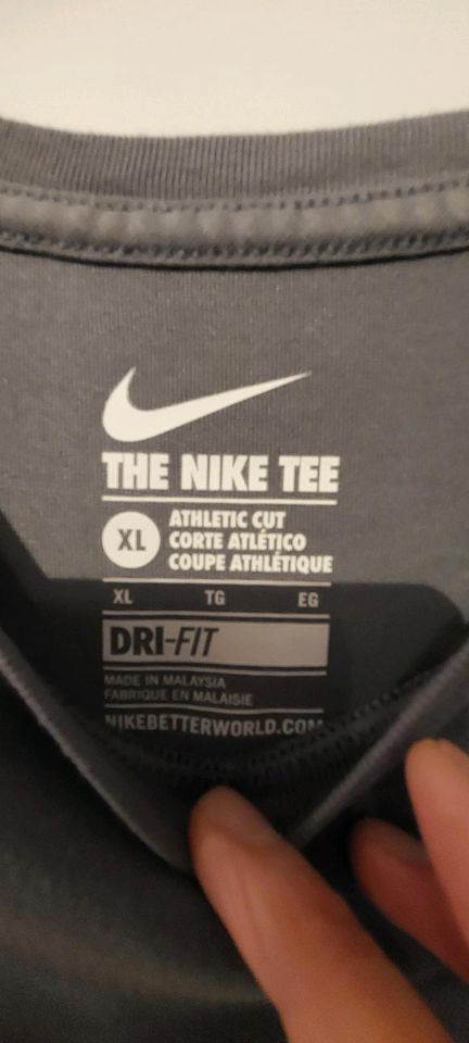 T- Shirt The Nike Tee Gr.XL in Heiden