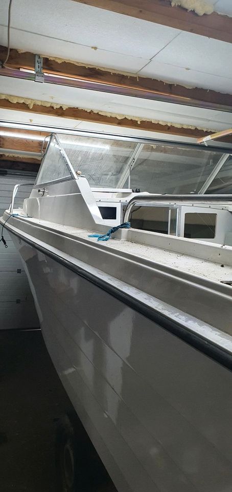 Motorboot Fiberline 22 Fuß mit Mercruiser 5.0 V8 und Trailer in Verl