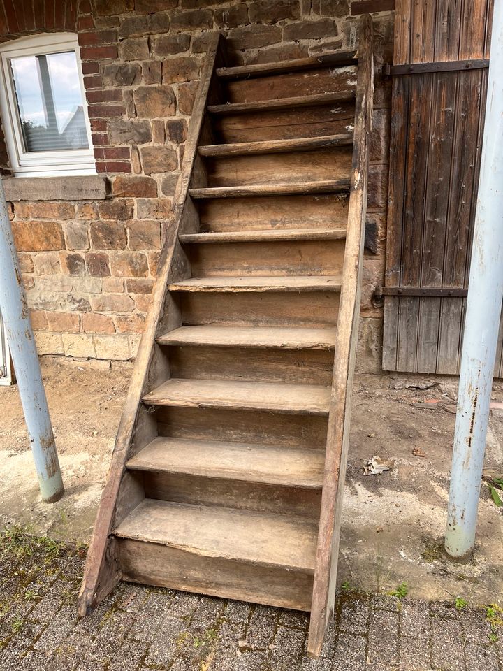 Antike alte Treppe aus Holz in Knüllwald