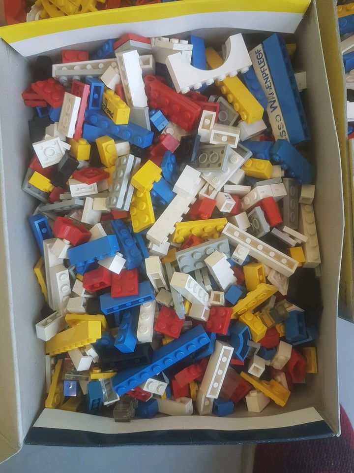 8 kisten Lego in Berlin