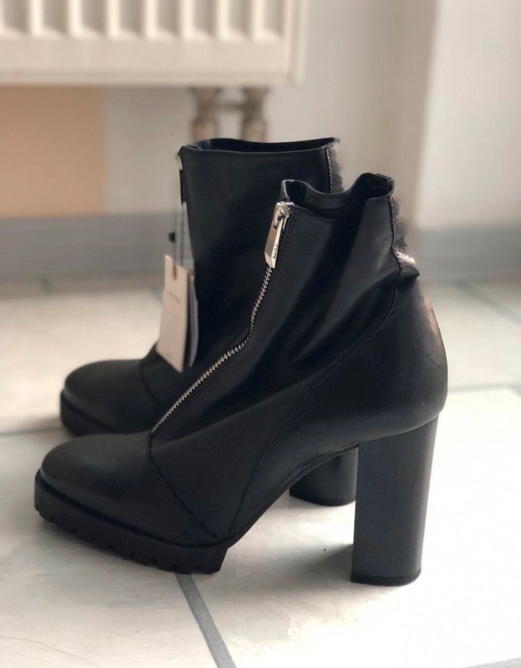 Sehr schöne neue stylische und Leder-Boots/ Stiefeletten von Zara in Dortmund