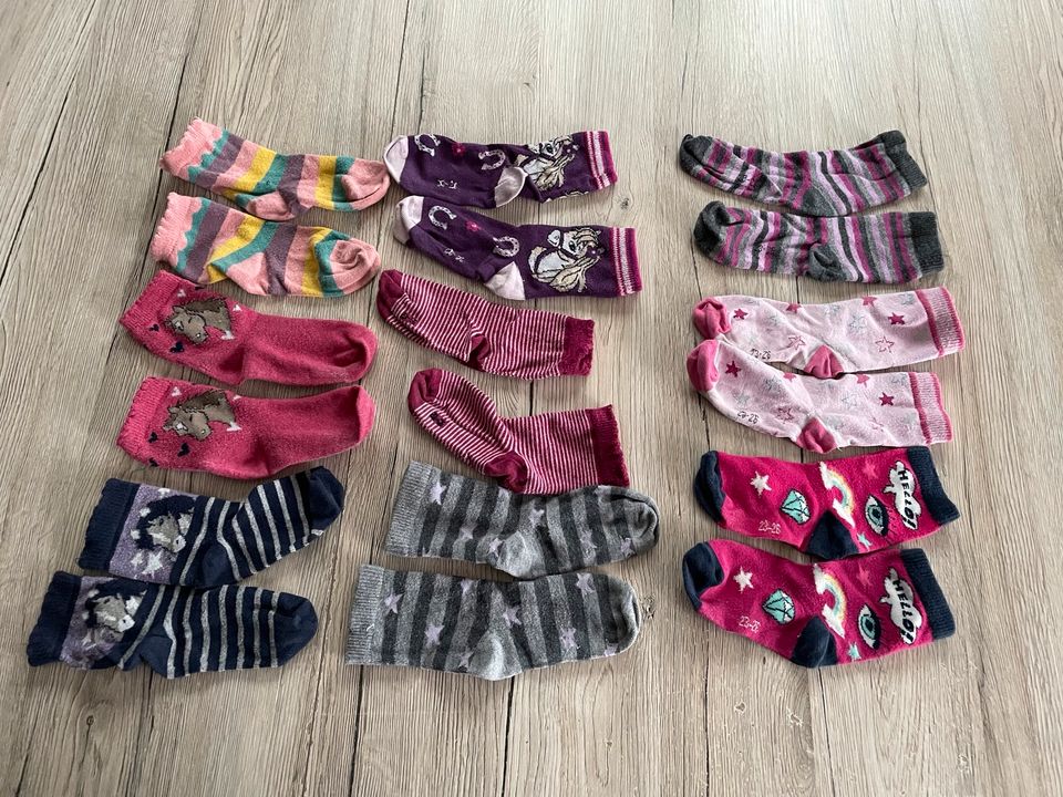 Mädchen 9 paar  Socken 23-26 Pferde, gebrauchte Socken in Kirchhaslach