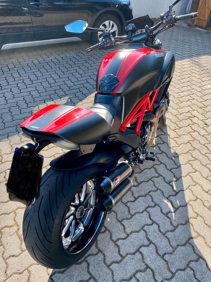 Ducati Diavel 1200 Red Carbon in Gröbenzell