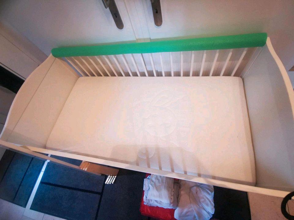 Baby Gitterbett IKEA SMAGÖRA weiß mit viel Zubehör in Lienen