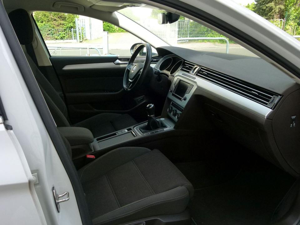 Volkswagen Passat Variant TSI 1.Hand LED TÜV 2027 +GARANTIE in Taucha