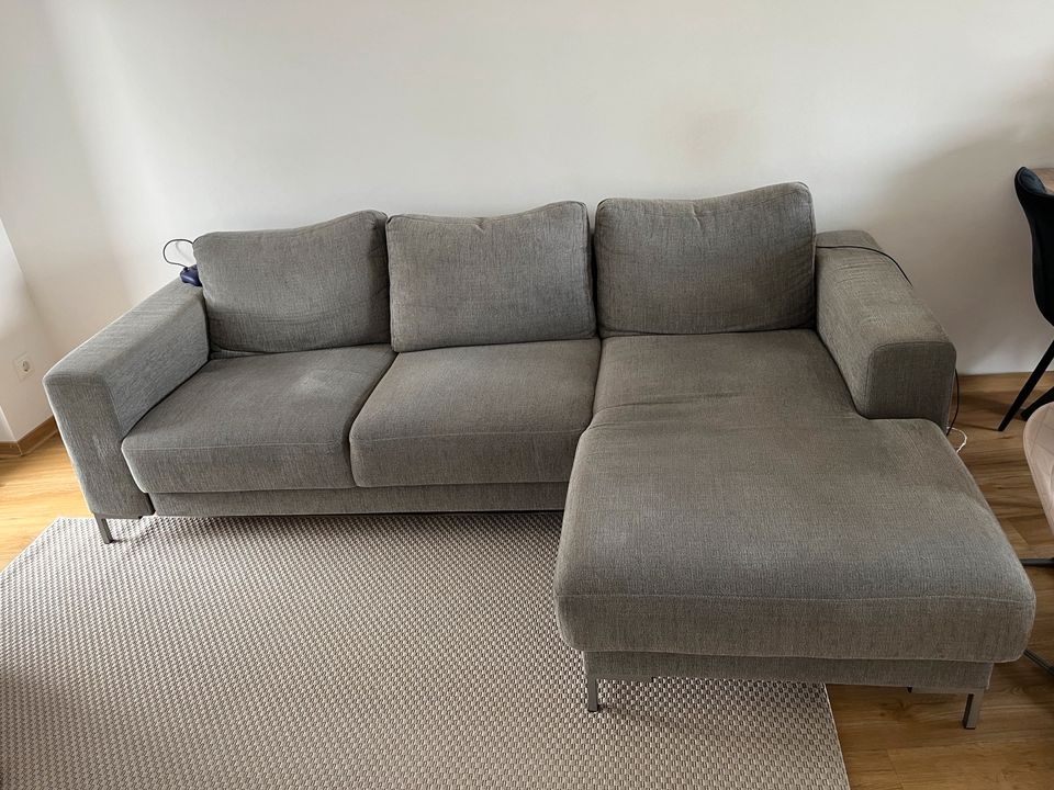 Ecksofa mit Hocker in Frankfurt am Main