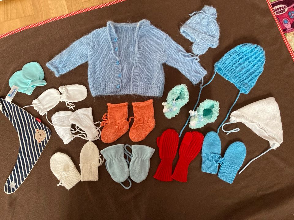 Erstlingsausstattung Jäckchen/ Mützen/ Socken/ Fäustlinge in Pentling