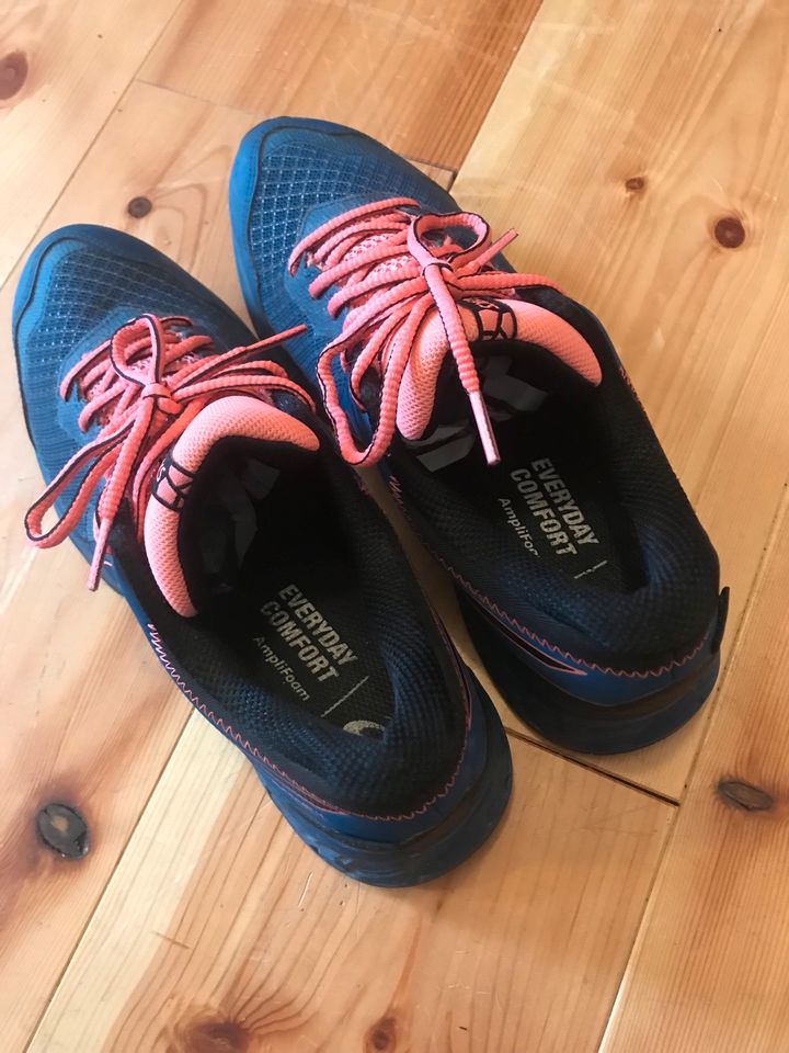 Oasics Laufschuhe Sportschuhe Damen Größe 40,5 Zustand top!!! in Leipzig