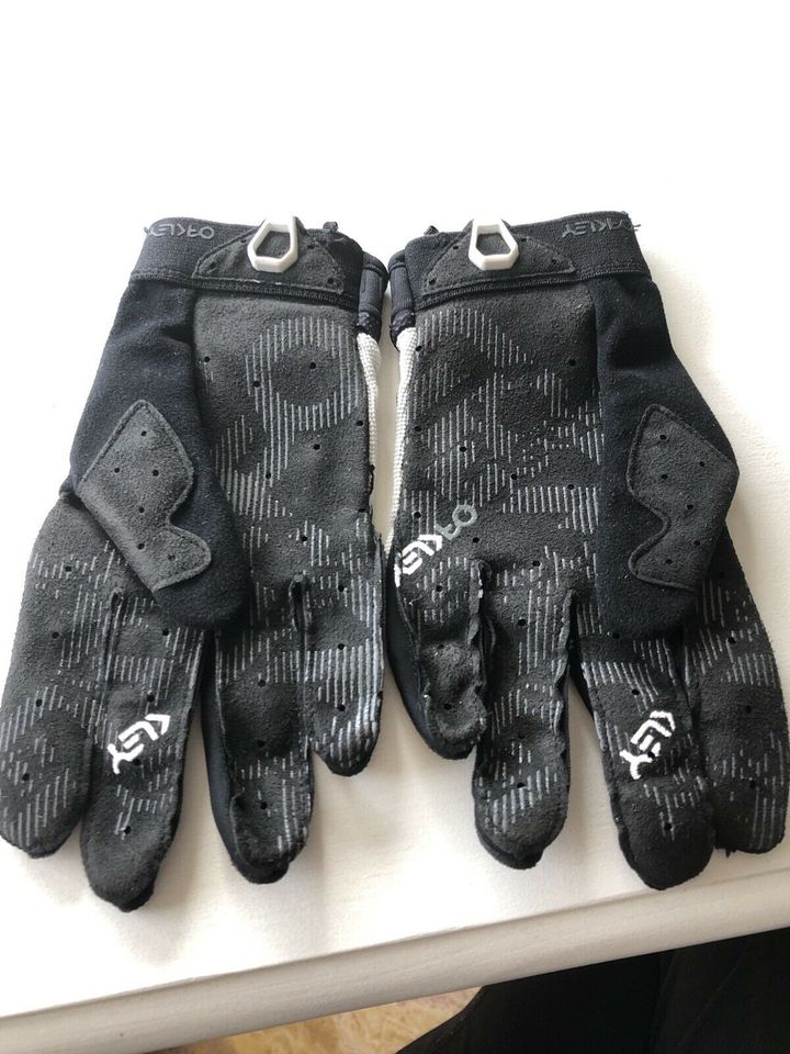 Neu Downhill Oakley Factory Pilot Handschuhe S Schwarz Weiß MX in Salzwedel