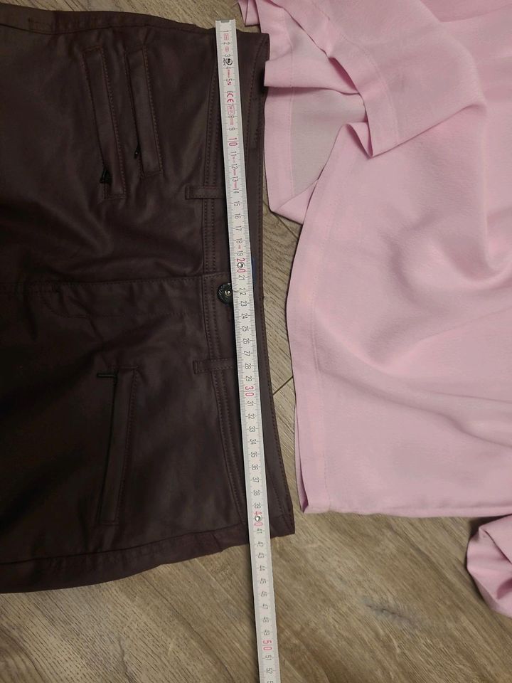 Hose beschichtet weinrot und rosa Bluse in Bad Kötzting