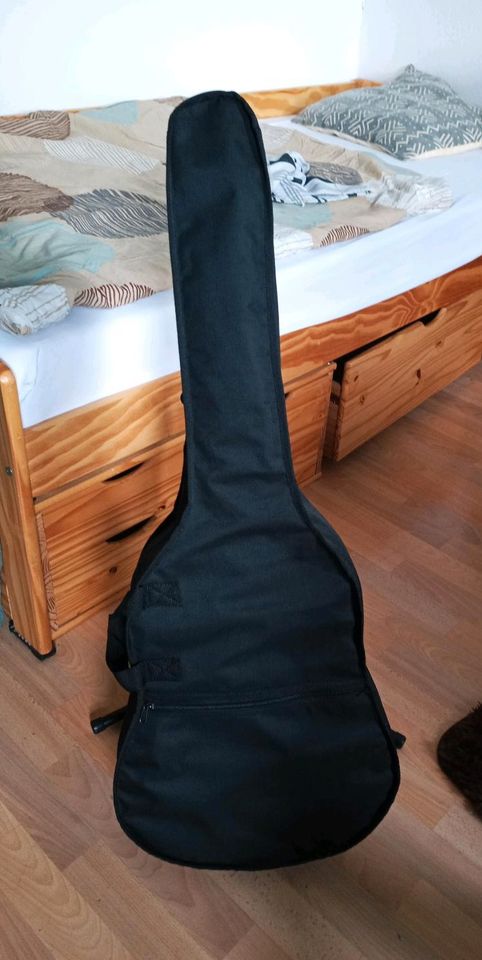 Gitarre mit Tasche & Ständer in Coburg