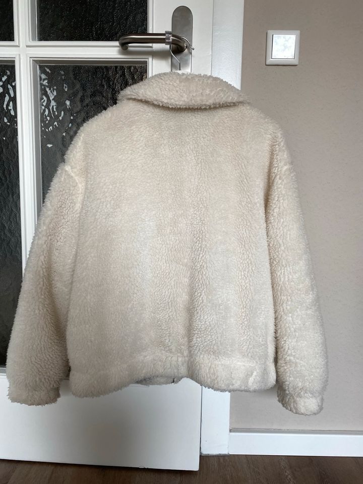 Weiß / creme kuschelige Teddyjacke in Düsseldorf