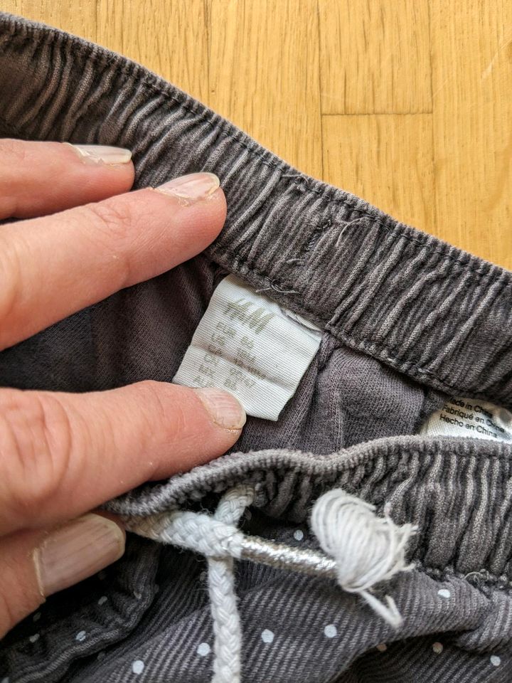 H&M gepunktete Baumwolle Cordhose,Baumwollcord, Gr. 86, neuwertig in Ditzingen