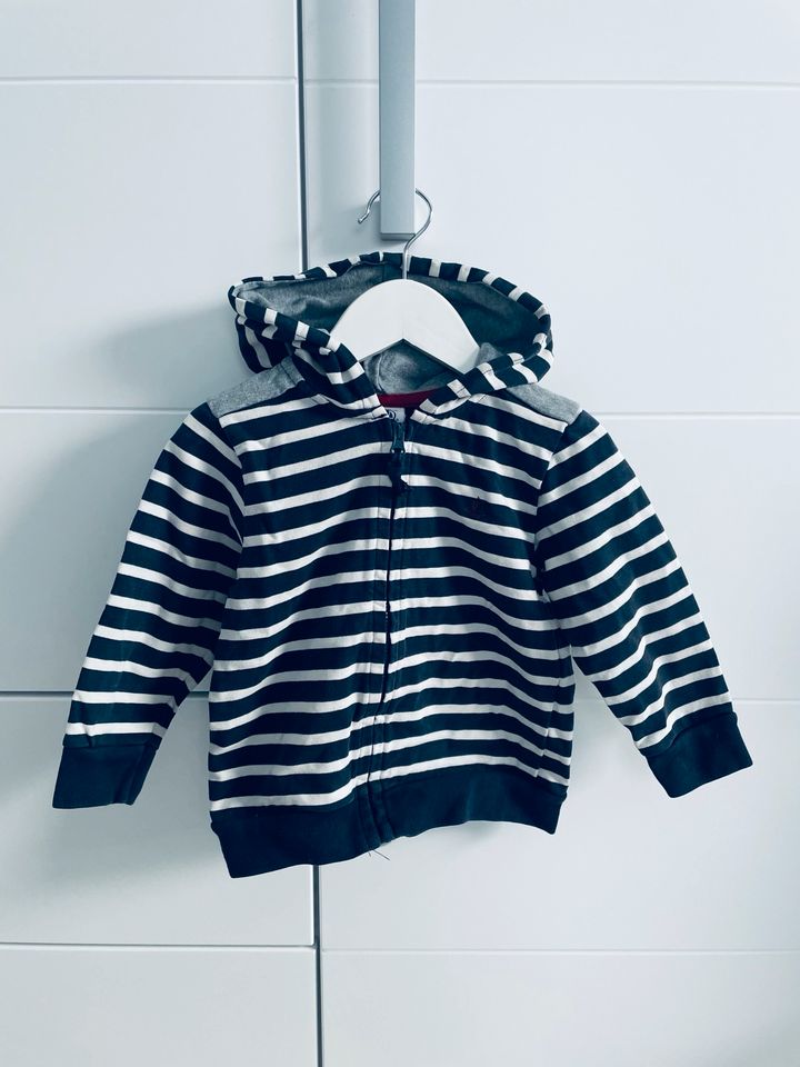 Petit Bateau Kapuzenjacke Jacke Gr. 86 maritim in Halle