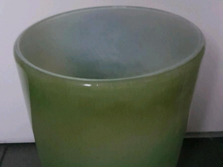 Schöne große Vase aus Glas, grün in Halstenbek