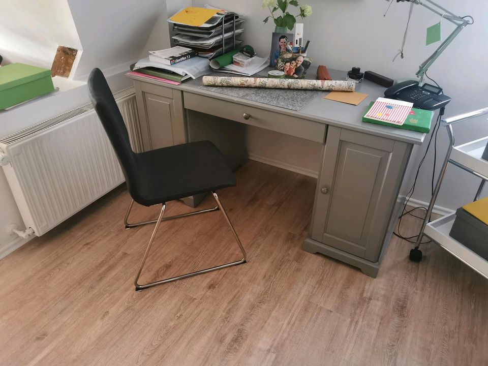 Schöner Schreibtisch mit Stuhl in Aichhalden