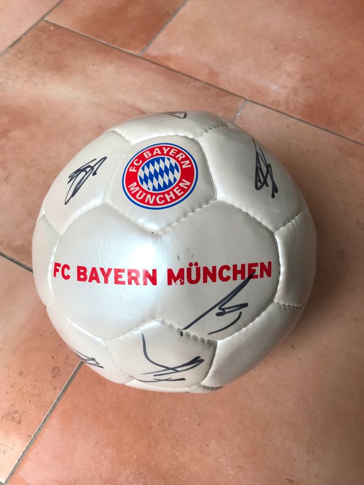 FCB Fußball mit Original Unterschriften FCB Ball signiert in München