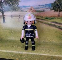 1 Playmobil Frau Feuerwehr Figur Zubehör City Life Rettung Thüringen - Erfurt Vorschau