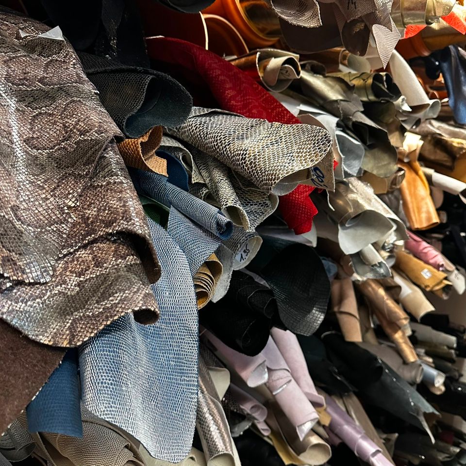 Diverse Schuhleder und Taschenleder Einzelhäute und Posten in Pirmasens