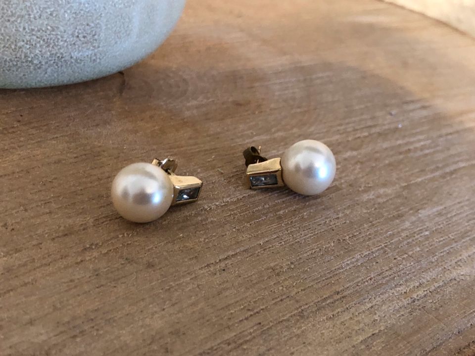 Alte Perlen Ohrringe Paar goldfarben mit Edelstein ? in Schmallenberg
