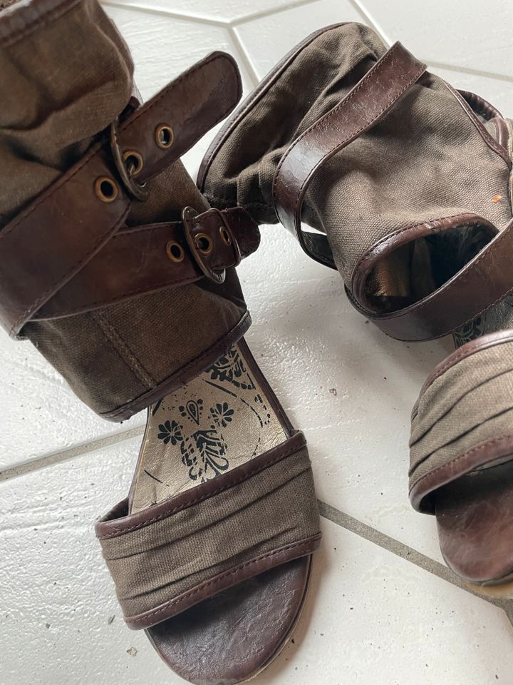 Schuhe / Sandalen Mustang Stoffschuh mit untersch. Materialien in Wolfsburg