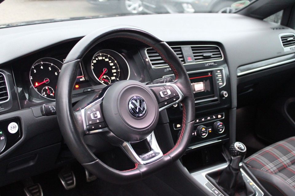 Volkswagen Golf VII GTI Performance BMT *PANO/NAVI/CAR_PLAY in Hamburg