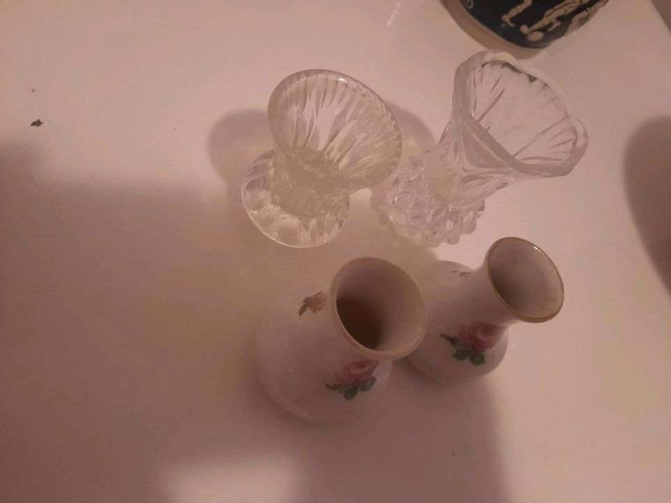 4 Stück kleine Vasen (2x Glas, 2x weiß) in Wechingen