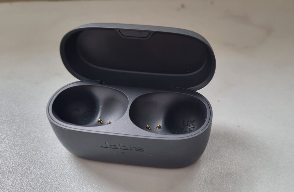 JABRA Elite 4 - charging case - in Jena