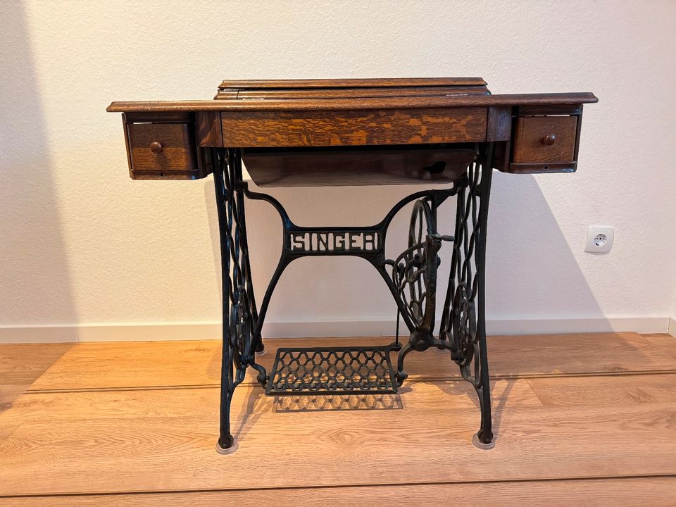 Singer Nähmaschine antik mit Tisch in Nürnberg (Mittelfr)